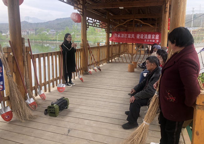 【我为群众办实事】县妇联入村开展“清洁房县”行动