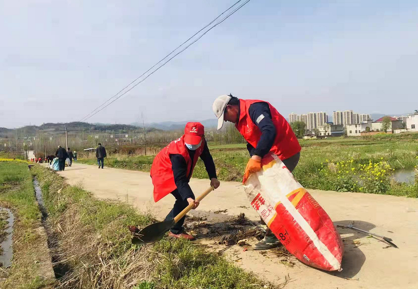 城关镇财政所：开展“清扫房县”志愿服务活动