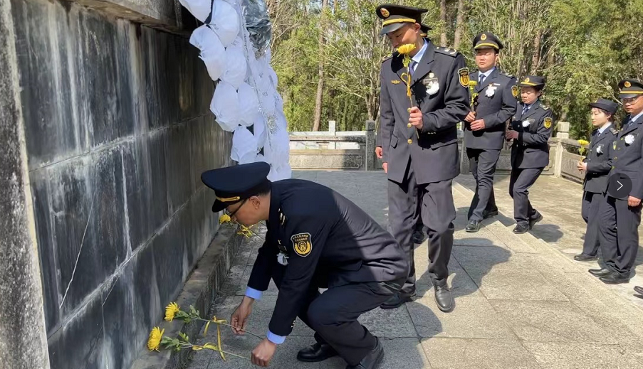 房县文旅综合执法大队开展“缅怀革命先烈，追寻红色记忆”清明祭先烈活动