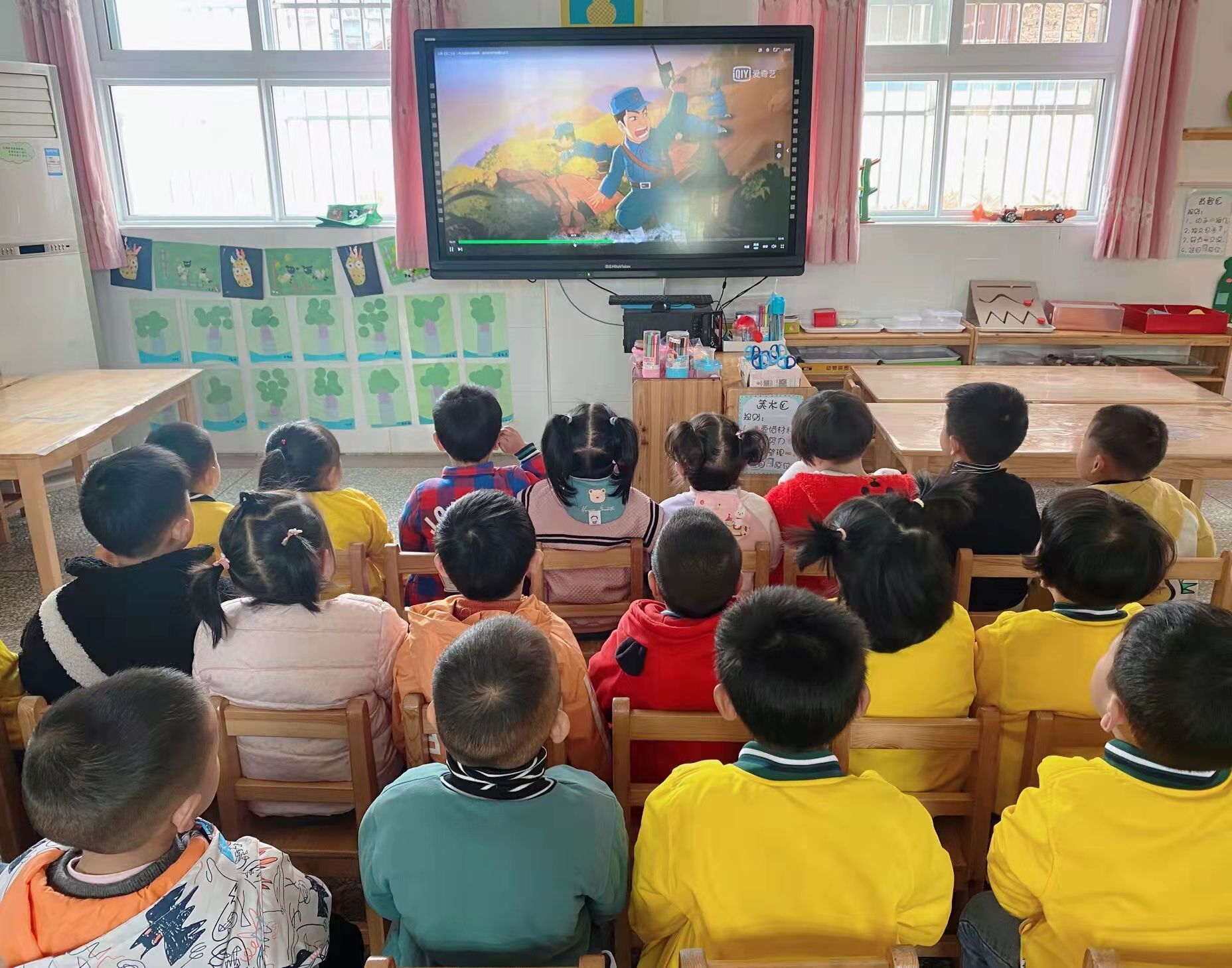 房县城关镇中心幼儿园开展“清明祭英烈”主题教育活动