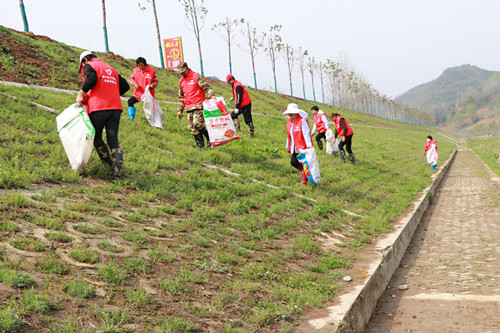 房县城关镇万人齐上阵全城“大洗澡”
