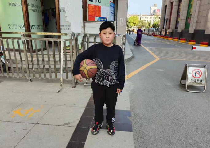 品德高尚 拾金不昧——彰显新时代少年风采