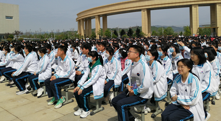 汽车文化进校园  点燃科技创新梦——湖北汽车工业学院“科技进校园”活动走进房县一中