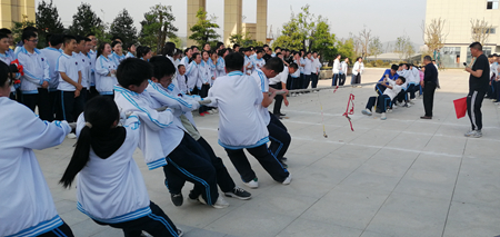 县一中举办拔河比赛活动