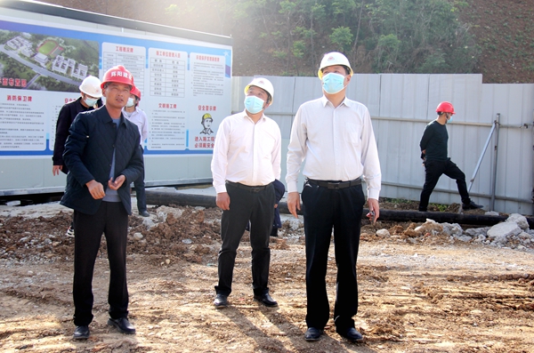 县教育局调研督导教育重点项目工程进展情况