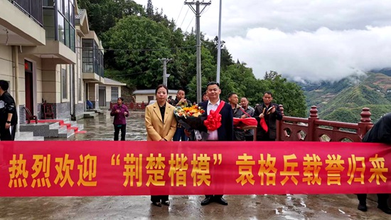 王玲看望慰问 “荆楚楷模”袁格兵