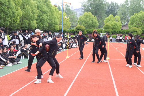 县实验中学举行庆“五一”暨首届趣味运动会