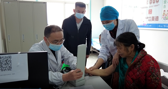 房县为“荆楚楷模”袁格兵家人做免费健康体检