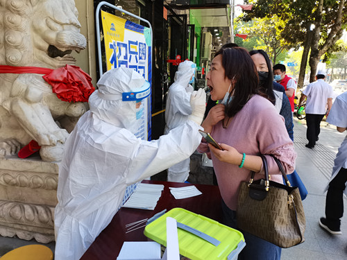 烈日下的全员核酸检测