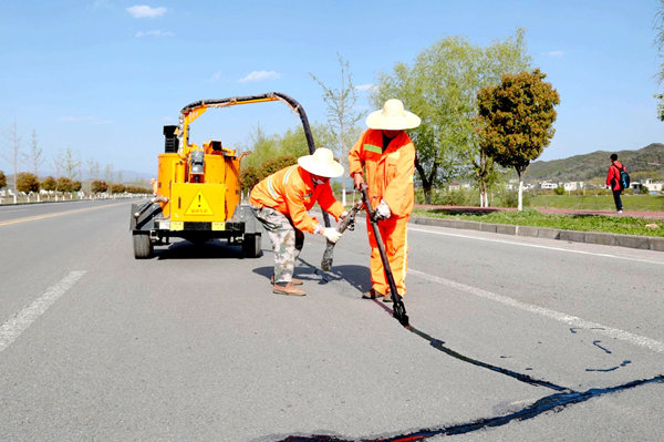 房县：修补道路保畅通