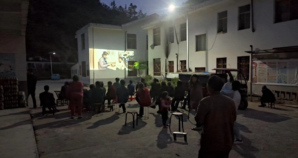 优秀电影进乡村 丰富群众夜生活