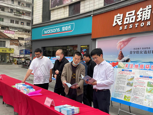 房县集中开展“5.12”防灾减灾日科普宣传活动