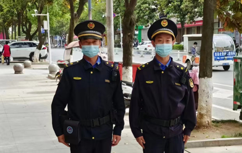 暖心！老人街头迷路 城管出手相助