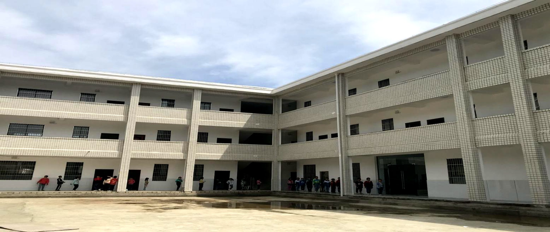 白鸡小学综合楼正式投入使用