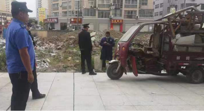 房县城管：快速查处一起违法偷倒建筑垃圾行为