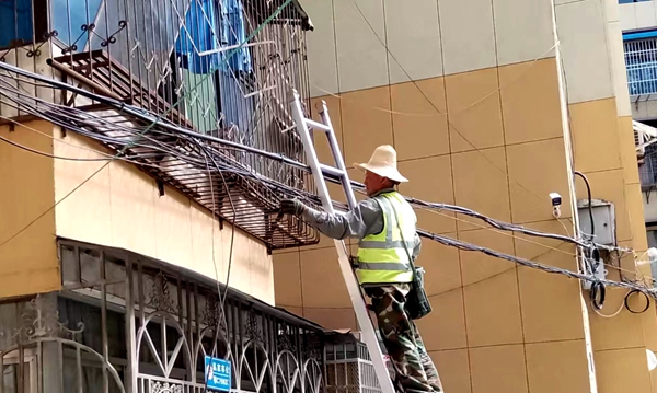 房县移动公司“火力全开” 清理“空中飞线”