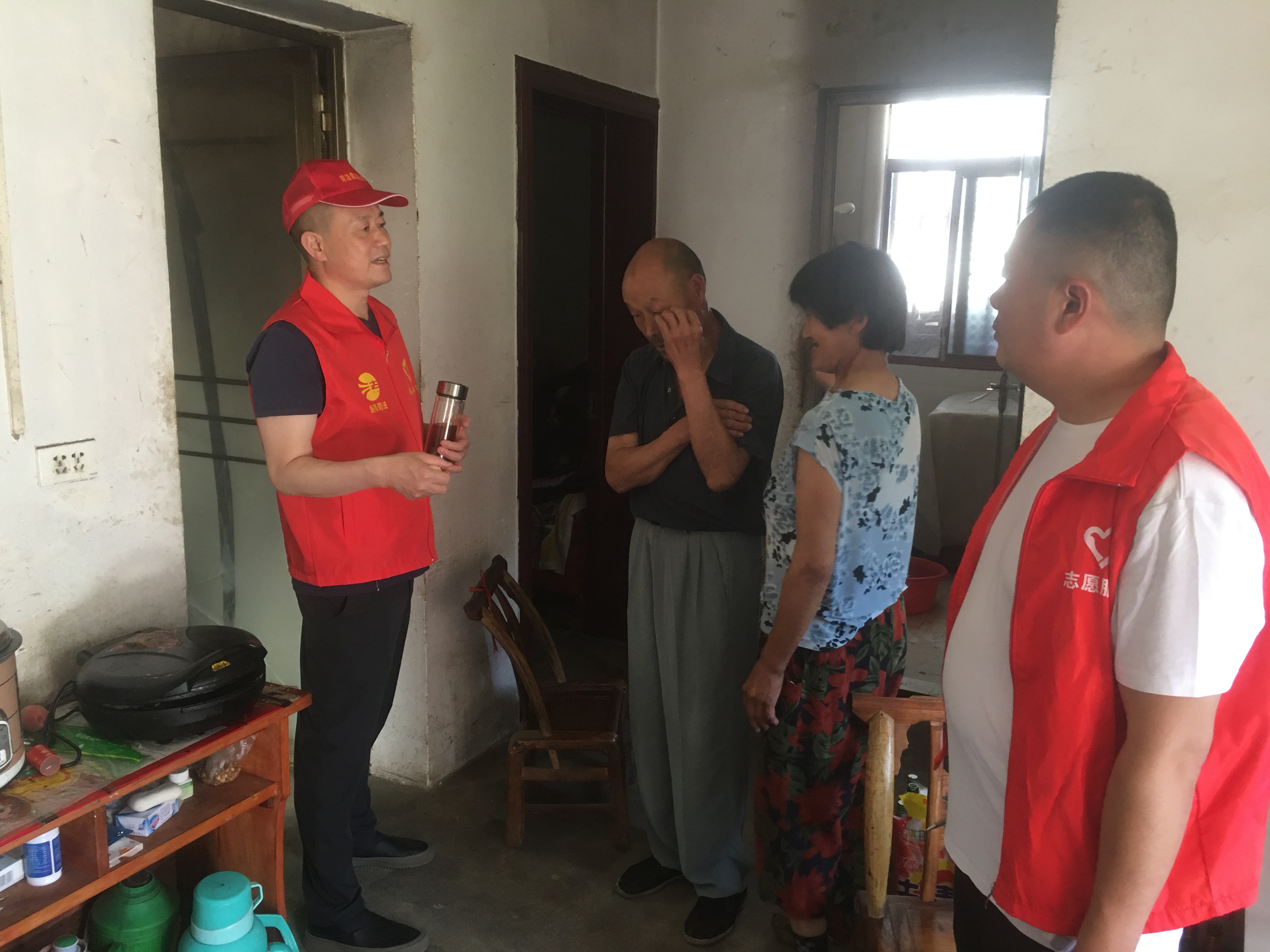 房县司法局开展支部连支部下察解暖活动