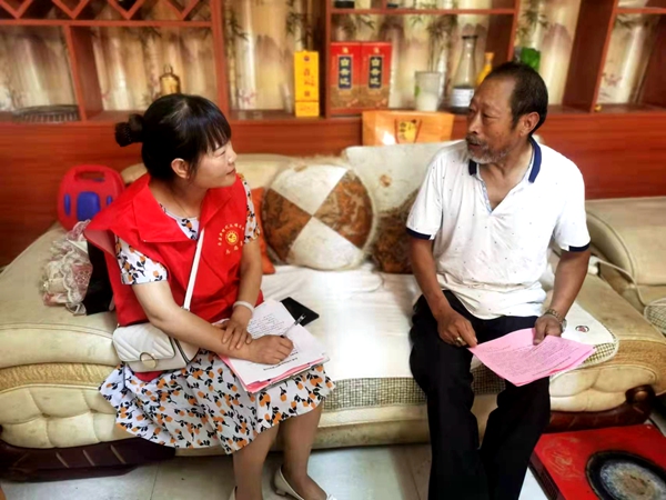 房县卫健局：小区小巷整治和“足印社区 户户走到”工作齐头并进