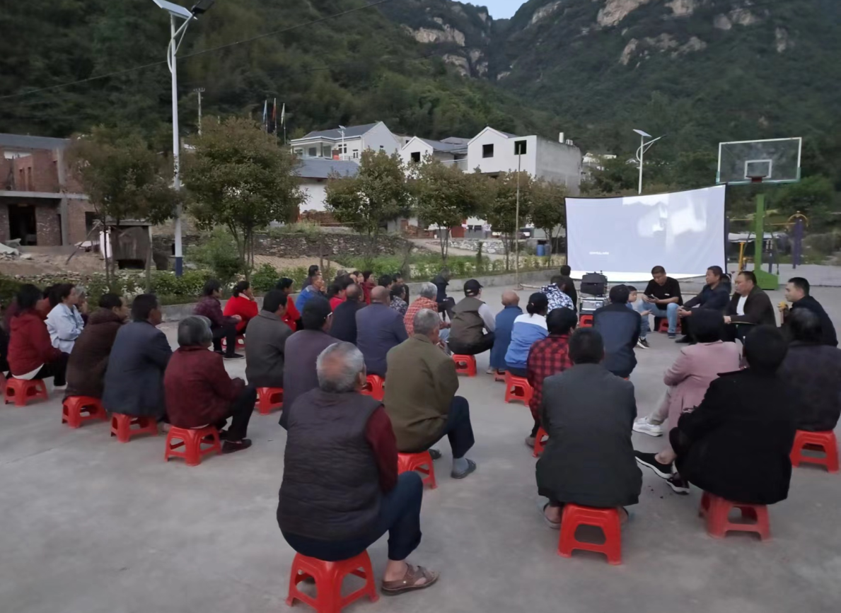 房县姚坪乡:电影下乡，守好群众养老“钱袋子”