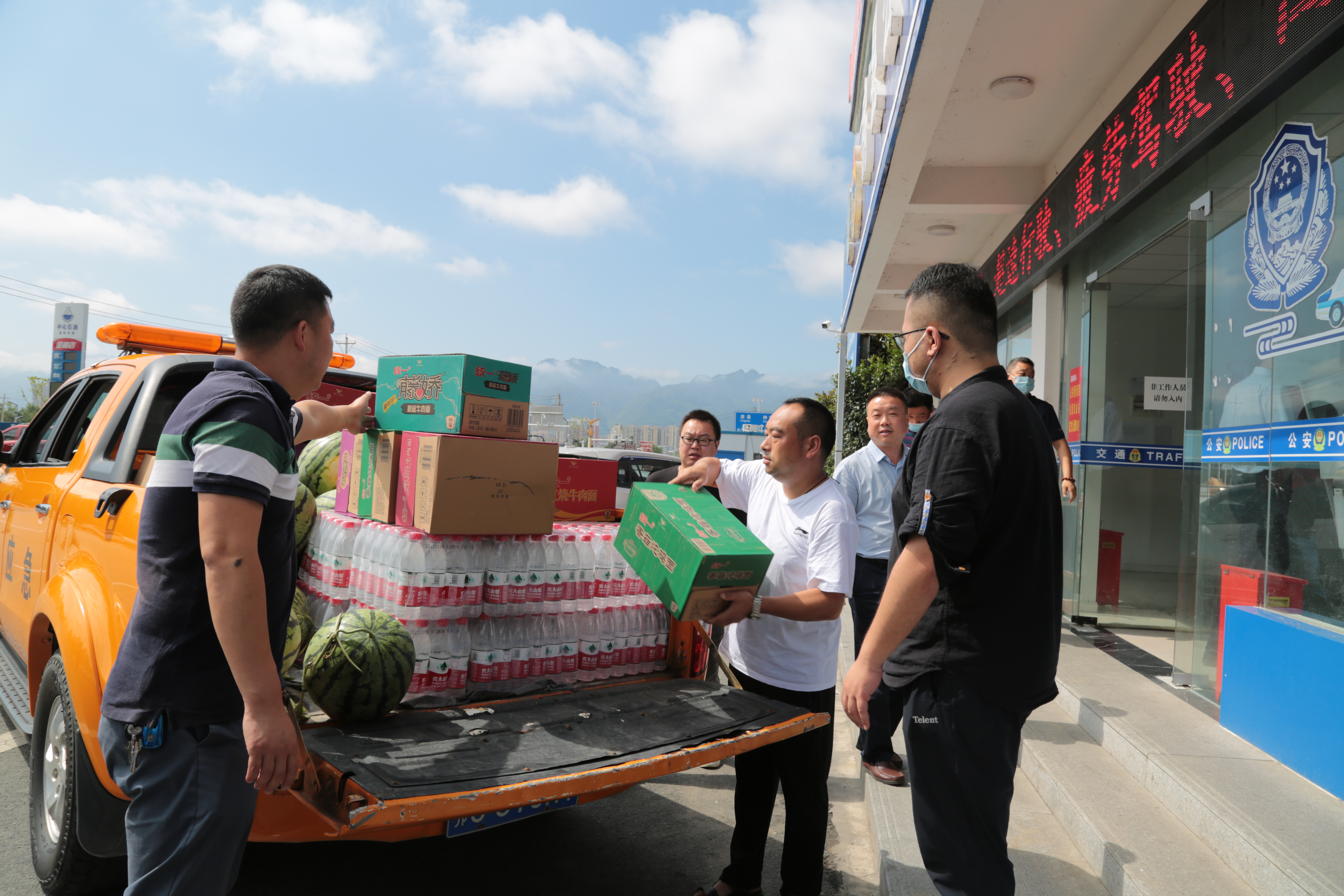 县交通运输局慰问高速路疫情防控卡口防疫人员