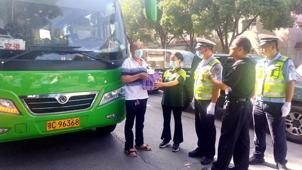 县交警大队联合寿康永乐开展“你礼让我送礼”不礼让斑马线整治曝光行动