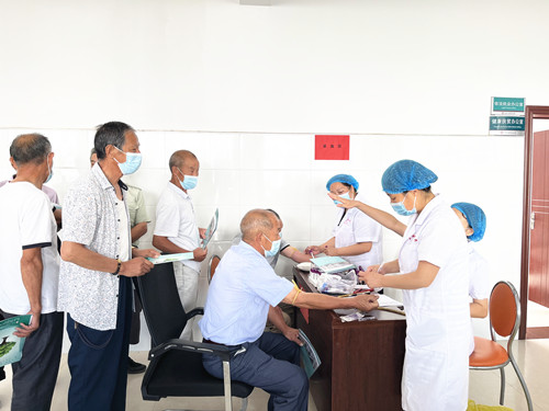 房县为140余名优抚对象进行健康体检