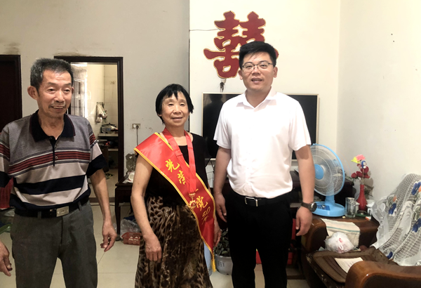 县黄酒产业发展中心“七一”走访慰问党员