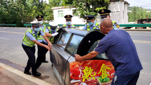 县公安局交警大队：强力整治道路秩序 扎实推进创文工作