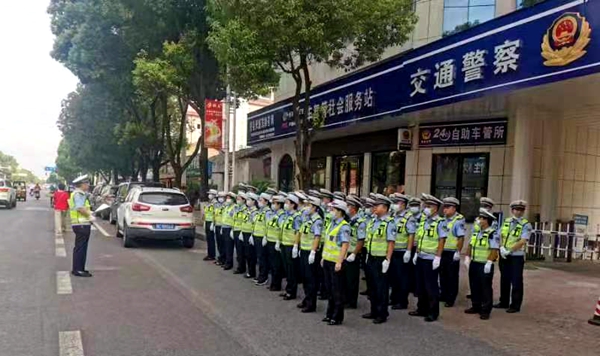 房县交警全力开展不文明交通违法行为劝导和整治