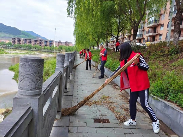 房县青峰镇：用好三支队伍助力创文工作