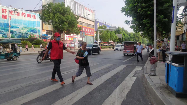 房县卫健局：让街头那抹红飘扬出文明风