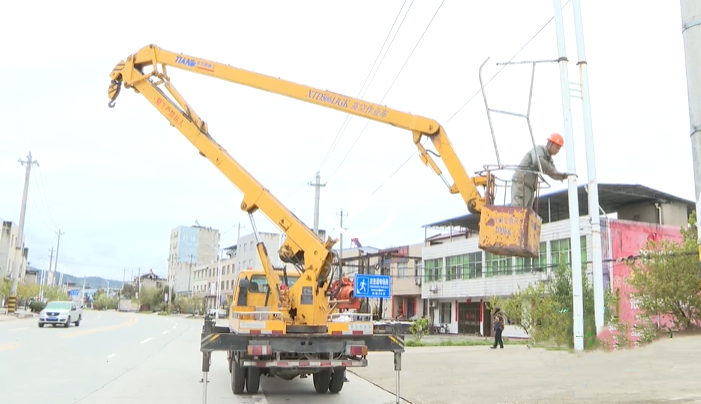 房县：维护道路照明为文明城市“争光”