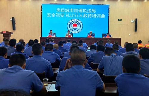 【创文在行动】房县城管带头践行“车轮上的文明”