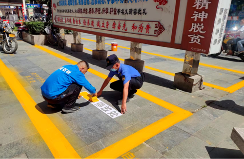 房县城管：下察解暖出实招 商业街区焕新貌