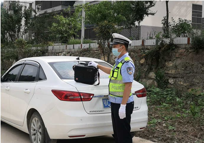 房县公安局交警大队百变“大喇叭”开展宣讲