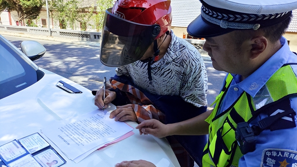 房县交警助力创建文明城市  交通安全宣传进景区