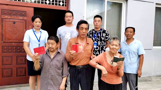 房县政务服务“零距离” 送证上门暖人心