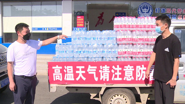 热心市民张作波为抗疫一线工作人员捐赠矿泉水