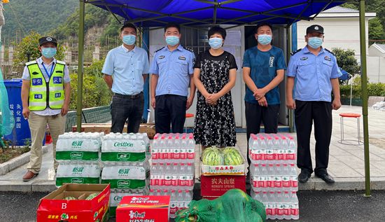 爱心企业为大木厂镇抗疫一线人员“送清凉”