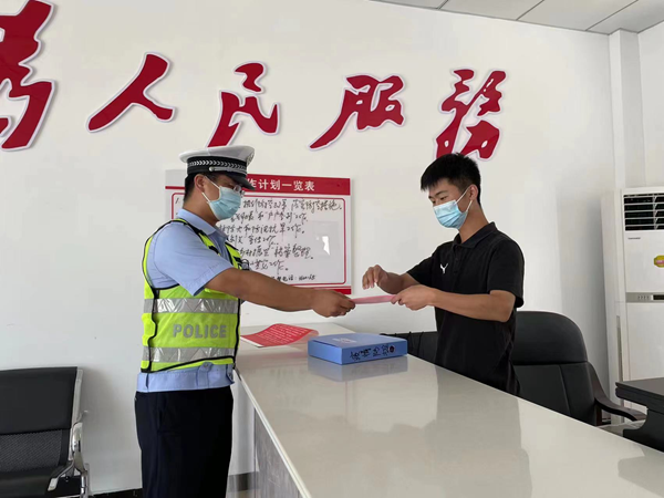 【创文进行时】 交通安全进农村 交警持续开展“美丽乡村行”活动