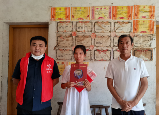 土城镇：为即将入学的准大学生发奖学金