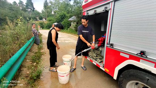 “警察叔叔送水来啦”