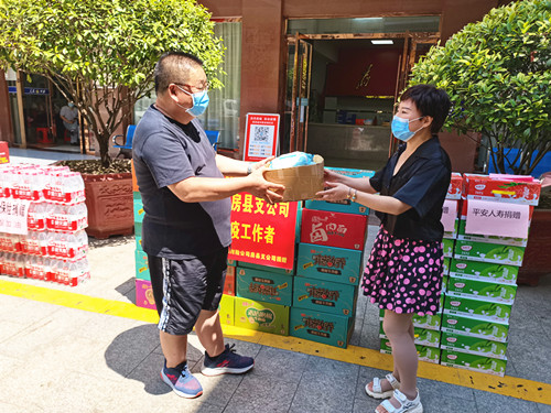 房县17家保险业金融机构送物资 齐心防“疫”