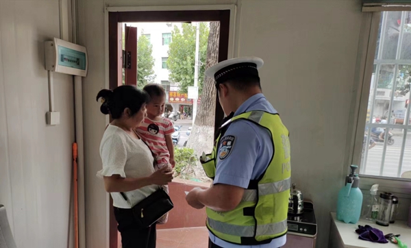 暖心！房县交警为走失的小孩寻找妈妈