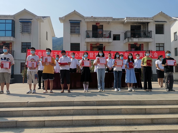 房县门古寺镇狮子岩村：爱心“助学”倡新风