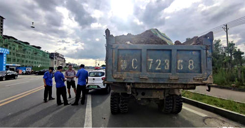 房县城管：严格执法 有效治理道路扬尘