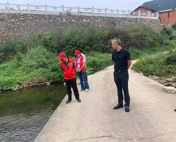 县人大副主任饶正涛调研沙河防学生溺水工作