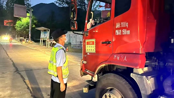 房县公安局交警大队：全面严查 交通突击整治违法乱象