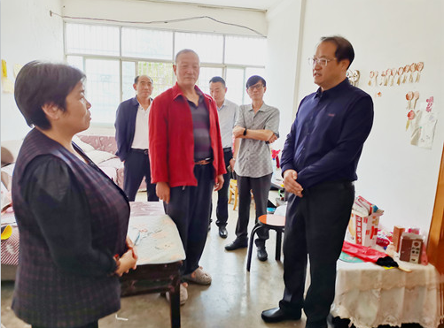 房县城关镇面对面访民情 化解矛盾暖民心
