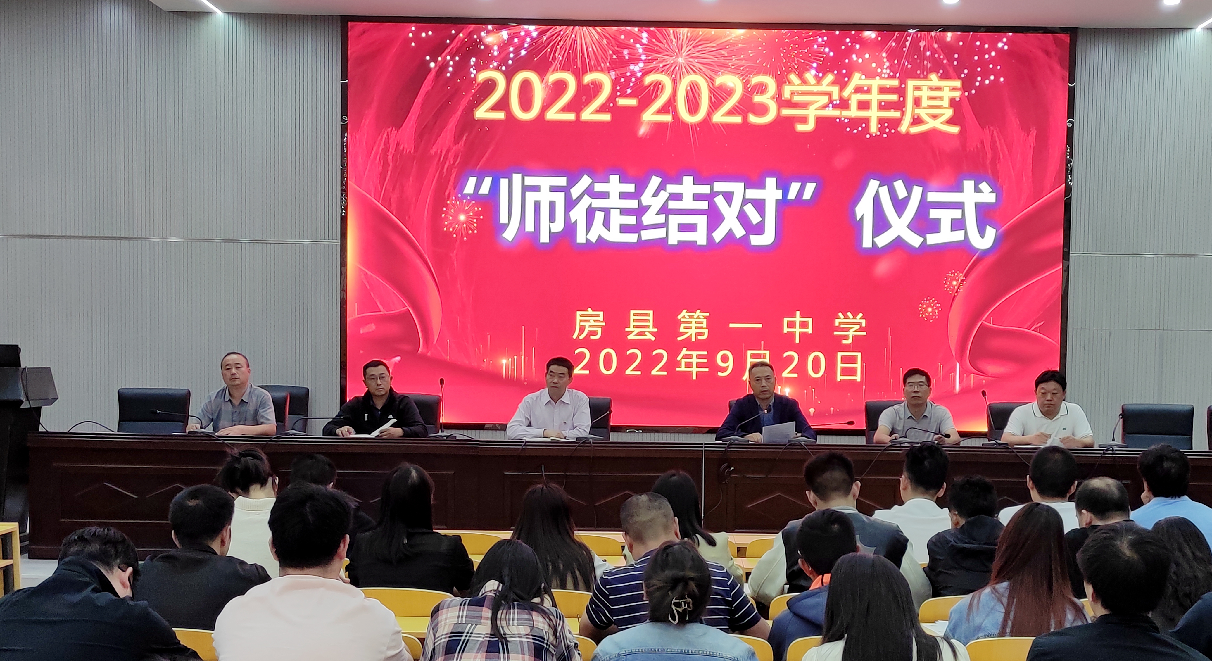 县一中：青蓝工程搭平台  师徒结对促成长